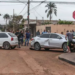 Mulher atropela o próprio filho, após mochila ficar presa no carro, e atinge mais 4 veículos
