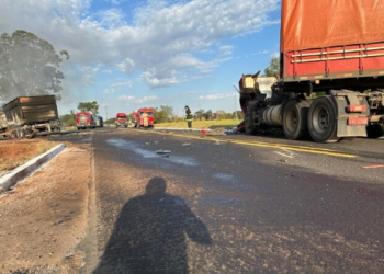 Condutor é socorrido em estado grave, após colisão entre carretas que pegaram fogo