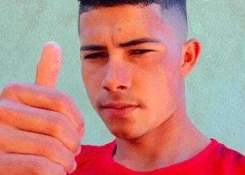 Homens em carro branco matam a tiros jovem em plena luz do dia