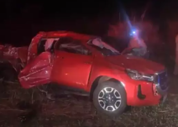 Dois condutores são socorridos em estado grave, após colisão de Hilux contra caminhão