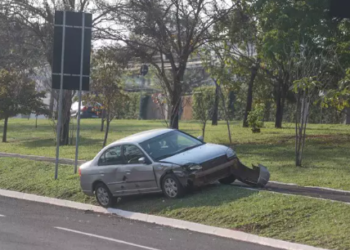 Gestante é socorrida por susto, após colisão entre S-10 e Civic, que parou no canteiro da Afonso Pena