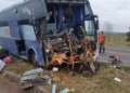 Ônibus colide com caminhão no acostamento, mata 1 e deixa mais 4 feridos na MS-040