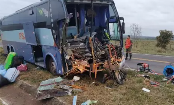Ônibus colide com caminhão no acostamento, mata 1 e deixa mais 4 feridos na MS-040
