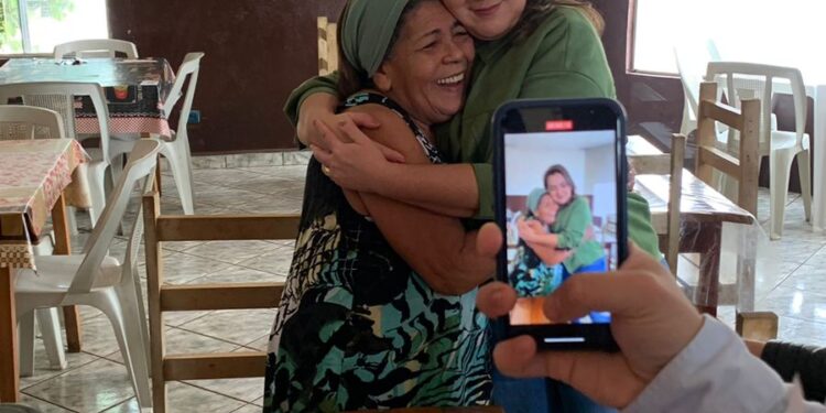 Pioneira da Vila Popular, Dona Negrinha emociona a todos ao receber prefeita com cafezinho e pastéis “da hora”