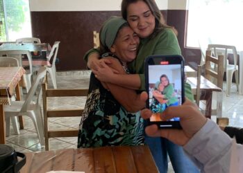 Pioneira da Vila Popular, Dona Negrinha emociona a todos ao receber prefeita com cafezinho e pastéis “da hora”