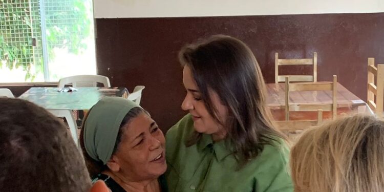 Pioneira da Vila Popular, Dona Negrinha emociona a todos ao receber prefeita com cafezinho e pastéis “da hora”