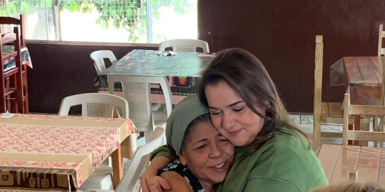Pioneira da Vila Popular, Dona Negrinha emociona a todos ao receber prefeita com cafezinho e pastéis “da hora”