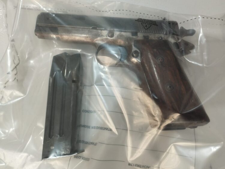 Mulher é presa apontando arma para “meio mundo” em Corumbá