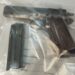 Mulher é presa apontando arma para “meio mundo” em Corumbá