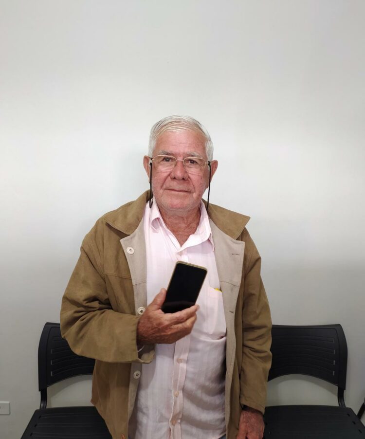 Celular furtado de picolezeiro idoso é achado, “ladrona” e receptador são presos em MS