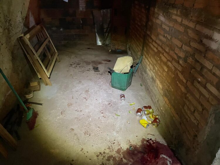 Jovem de 21 anos é indiciado por tentar matar idoso a golpes de faca enquanto bebiam