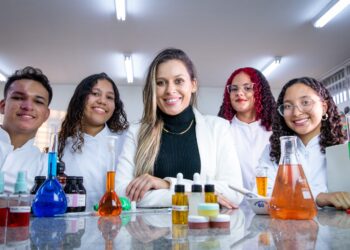 A Química da curiosidade: Alunos de escola estadual produzem ciência com incentivo da Fundect