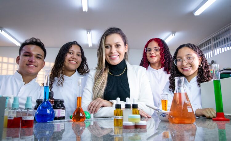 A Química da curiosidade: Alunos de escola estadual produzem ciência com incentivo da Fundect