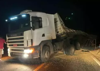 Carreta tomba e deixa carga de grãos espalhada pela BR-262 em Três Lagoas