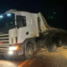 Carreta tomba e deixa carga de grãos espalhada pela BR-262 em Três Lagoas