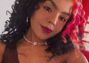 Motociclista morre um dia após colidir em carro e ser lançada contra poste de semáforo