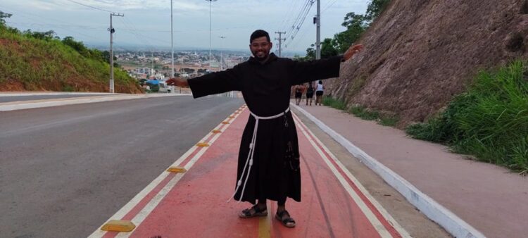 Frei corredor concilia treinos e atividade religiosa para estar na Corrida do Pantanal