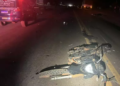 Dois motociclistas são atropelados durante ultrapassagem por caminhão e morrem em MS
