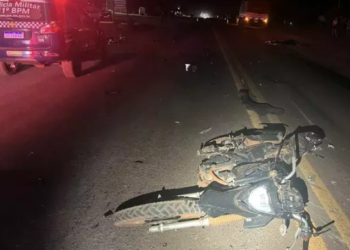 Dois motociclistas são atropelados durante ultrapassagem por caminhão e morrem em MS