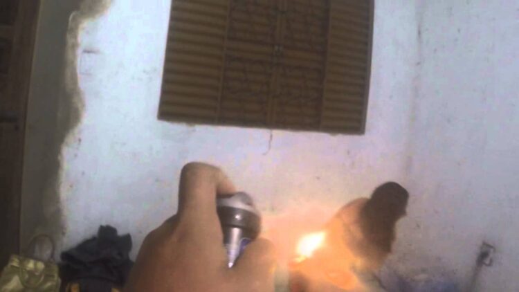 Homem tenta matar a ex com lança chamas, fio desencapado, faca e estrangulada