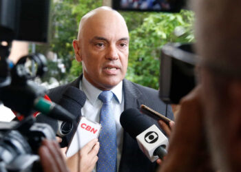 Moraes proíbe Mauro Cid de se comunicar com Bolsonaro e Michelle