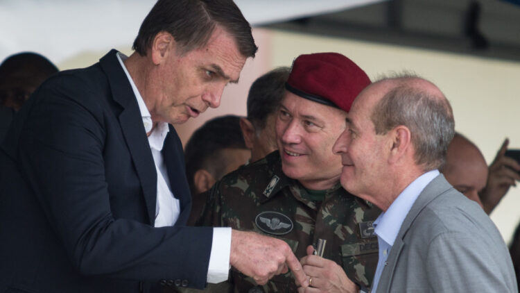 PF faz operação sobre desvio de bens e mira general Mauro César Lourena Cid, pai de Mauro Cid