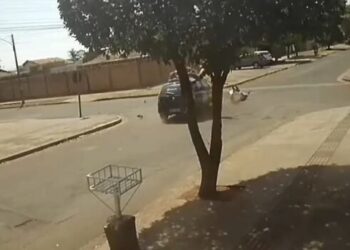 Após assalto, ladrões avançam preferencial com moto e são atropelados por Sandero na Capital