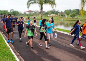 Caminhada com orientação em Libras dá visibilidade aos surdos e promove a socialização