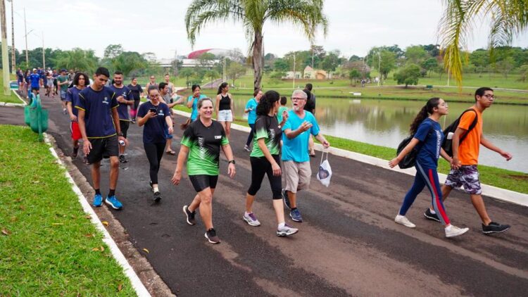 Caminhada com orientação em Libras dá visibilidade aos surdos e promove a socialização