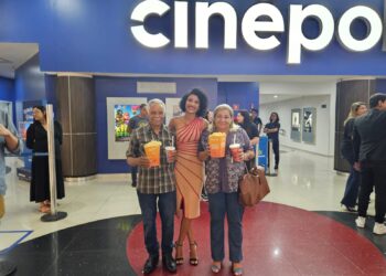 Casal se emociona ao ver a filha no cinema em série que conta a história de CG