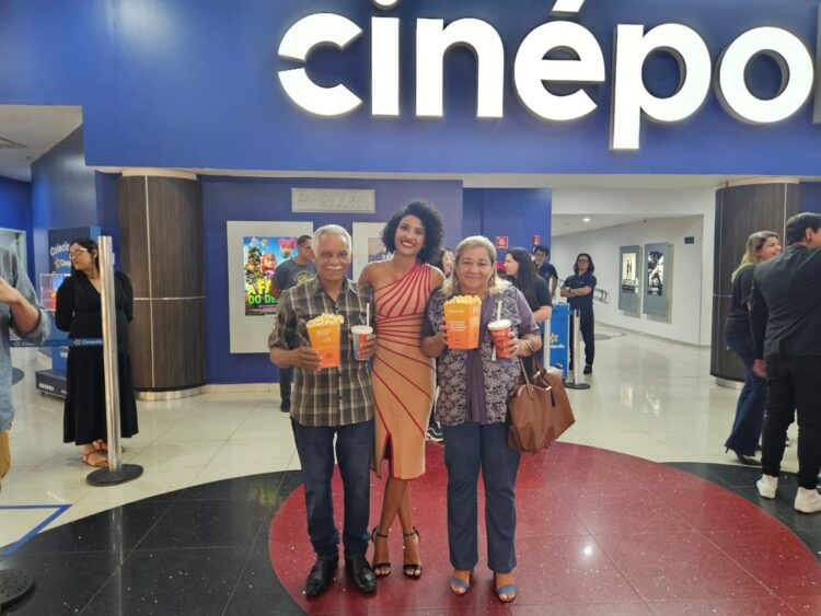 Casal se emociona ao ver a filha no cinema em série que conta a história de CG