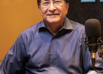 “Tudo tem que ter parcimônia, diz médico sobre o esgotamento digital no Brasil, que passa 1/3 do dia conectado