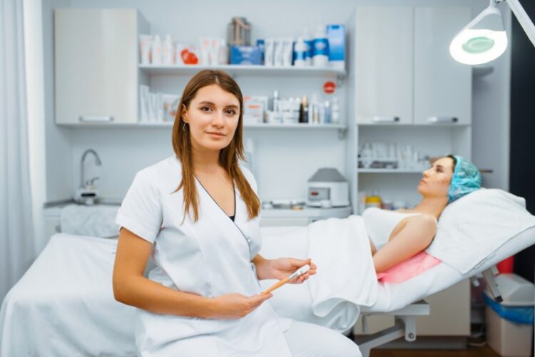 Empreendedorismo feminino: como manter uma clínica de estética estruturada?