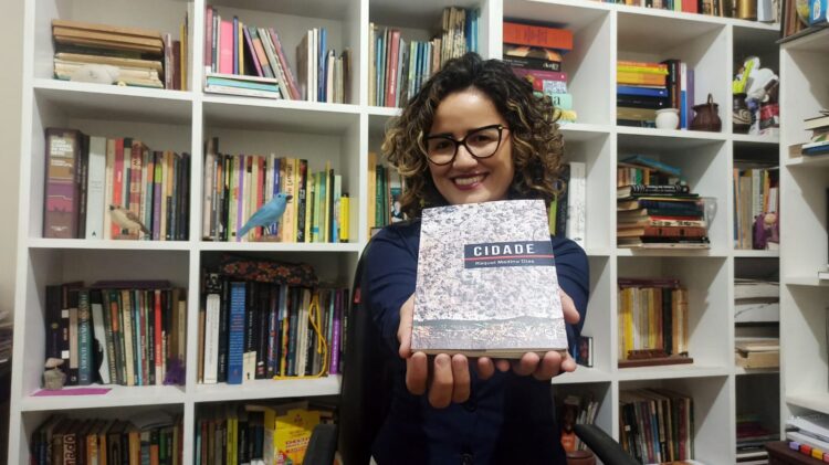 Professora e poeta, Raquel Medina lança seu primeiro livro de poesia na Capital