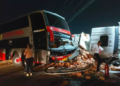 Em colisão, carga de tijolos de caminhão vai parar dentro de ônibus e fere duas pessoas