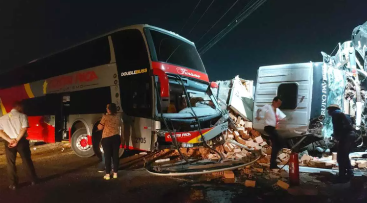 Em colisão, carga de tijolos de caminhão vai parar dentro de ônibus e fere duas pessoas