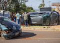 Mulher fica ferida ao furar preferencial com Palio e colidir em Peugeot, que capota, na Capital