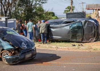 Mulher fica ferida ao furar preferencial com Palio e colidir em Peugeot, que capota, na Capital
