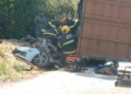 Carreta com carga de pó de serra cai em cima de Corolla e condutora perde o braço, na MS-306