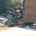 Carreta com carga de pó de serra cai em cima de Corolla e condutora perde o braço, na MS-306