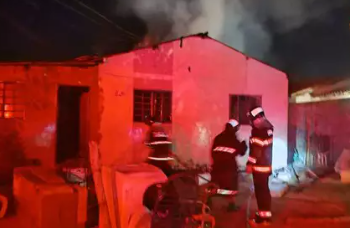 Incêndio em residência mobiliza forte aparato dos bombeiros com 7 viaturas em MS