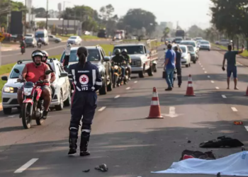 Motociclista colide em Fiorino, cai e morre ao ser atropelado por ônibus, na Capital