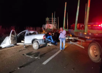 Passageira de Fiat Strada morre, após colisão com carreta de eucalipto na BR-262