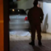 Mulher de 61 anos morre prensada pelo próprio carro em muro de casa, na Capital