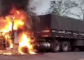 Carreta fica destruída, após pegar fogo na BR-262, perto de pesqueiro