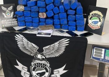 Denar prende quatro por tráfico portando maconha no Jardim Itatiaia