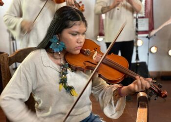 Prefeitura entrega novos instrumentos musicais à orquestras infantis indígenas