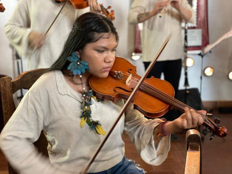 Prefeitura entrega novos instrumentos musicais à orquestras infantis indígenas