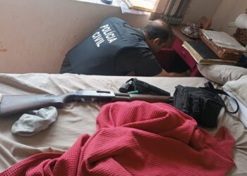 Mulher é presa com revólver .38 e espingarda, após atirar contra a própria filha