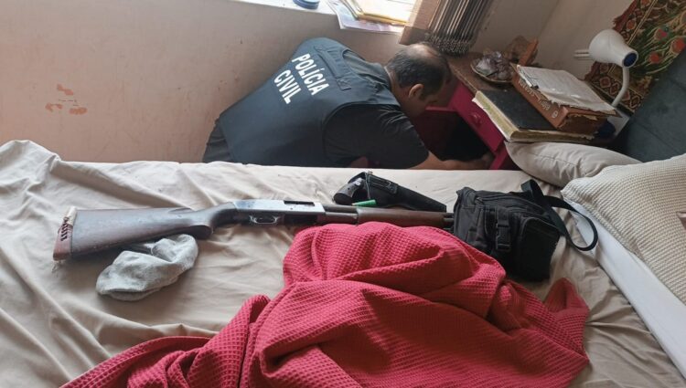 Mulher é presa com revólver .38 e espingarda, após atirar contra a própria filha